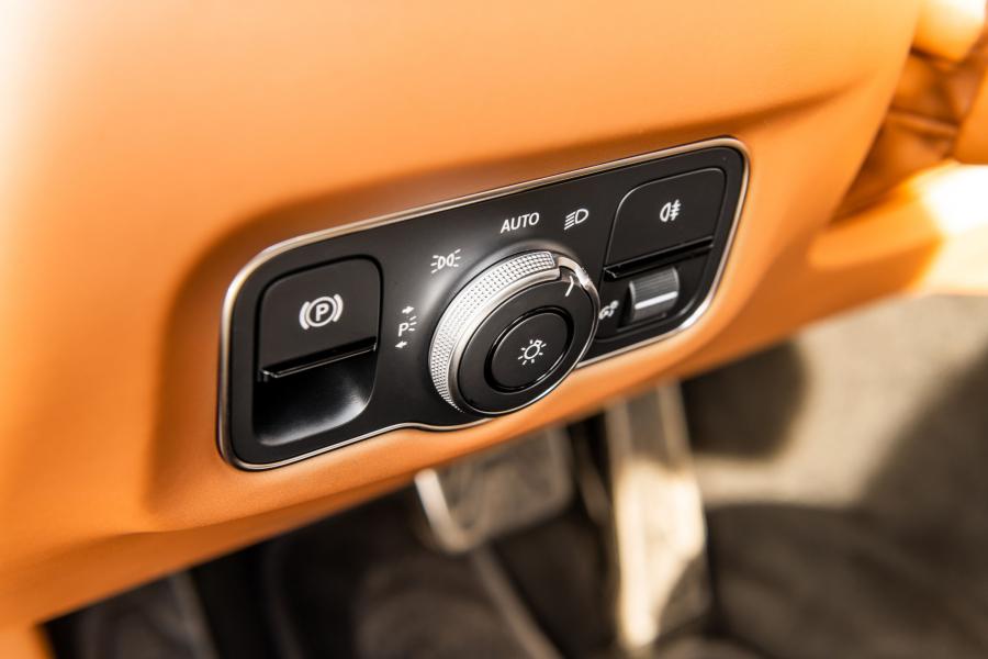 Детали интерьера Aston Martin DB11 AMR 2019 года  (NA) (фото 31 из 40)